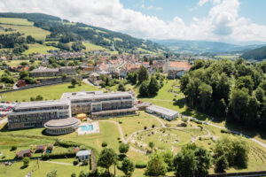 Luftaufnahme des Gesundheitsresorts Bad St. Leonhard in Kärnten